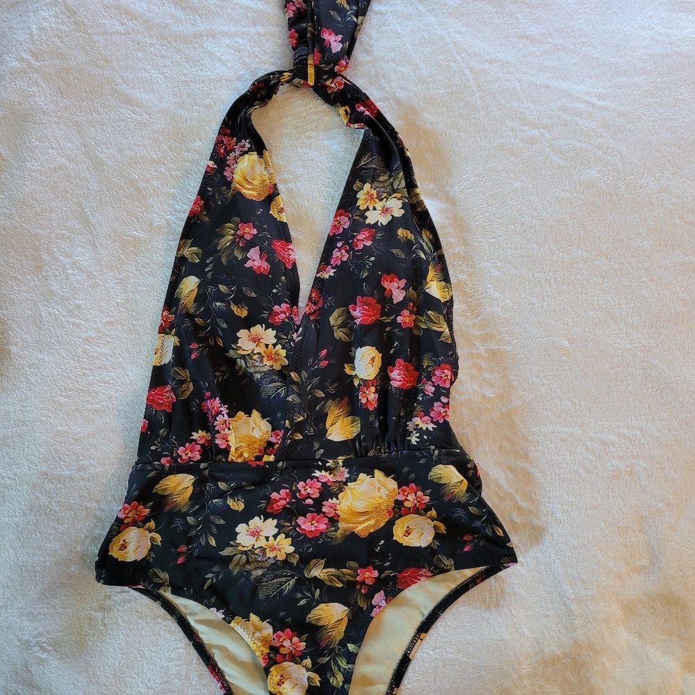 One piece Cupshe Medium swimsuit.